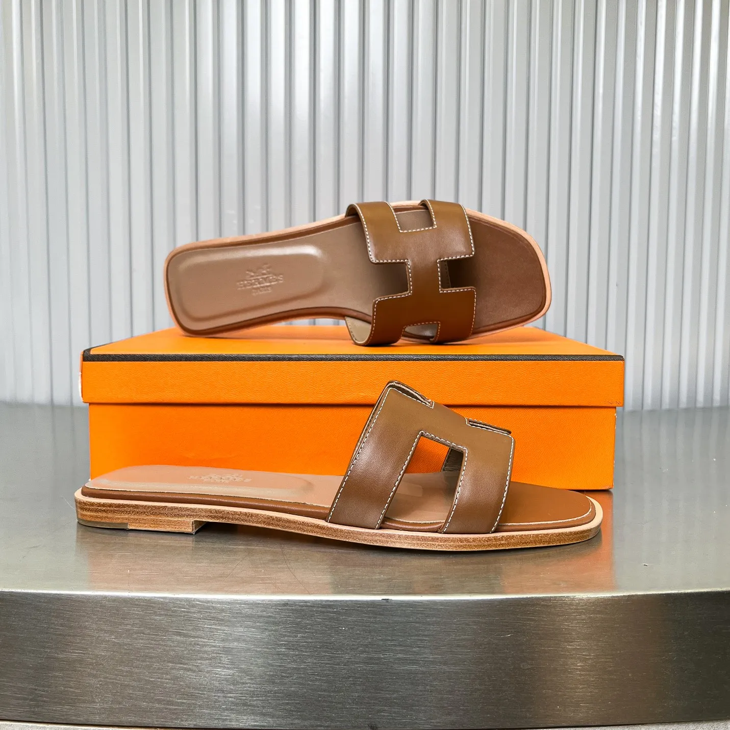 👟👟Ex-factory price 480👟👟 New style in early spring, splicing technology, new revision (Hermès), upgraded packaging, upgraded version and workmanship materials. Hermes®🔴The highest version of handmade shoes on the market ✨✨ Top product Hermès slippers🐎 —————————— The new model in early spring is the same as the original version, handmade by masters! ❥High-end customization, exclusive products, the highest version in the industry⚠❥Using: Hermers upper: Italian imported cowhide + original custom-grade Australian sheepskin feet + genuine leather outsole (pursuing top walking comfort) ✨~~〰〰〰〰❥ Packaging: ✔🚦Pay attention to the packaging➰Top-level exclusive box 〰The original top quality is on sale━━━━Hermes━━━━━ size: 35-40 (34.41.42 custom-made, non-refundable)